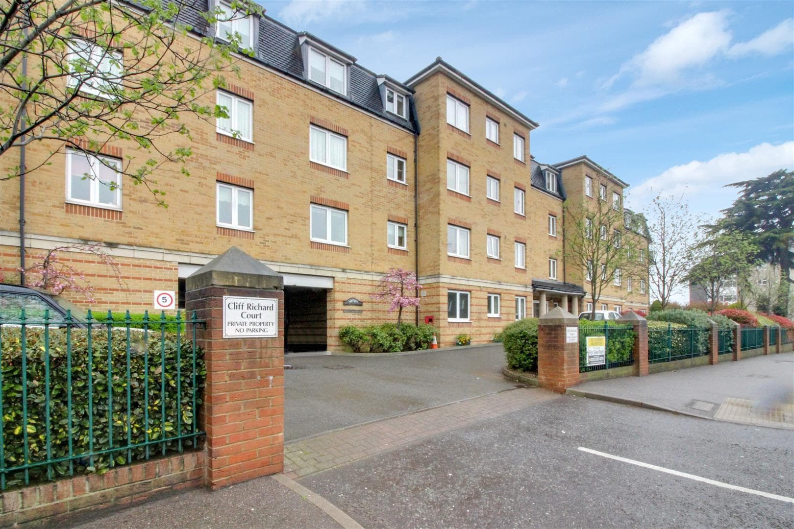 High Street, Cheshunt, Waltham Cross, EN8 0BE