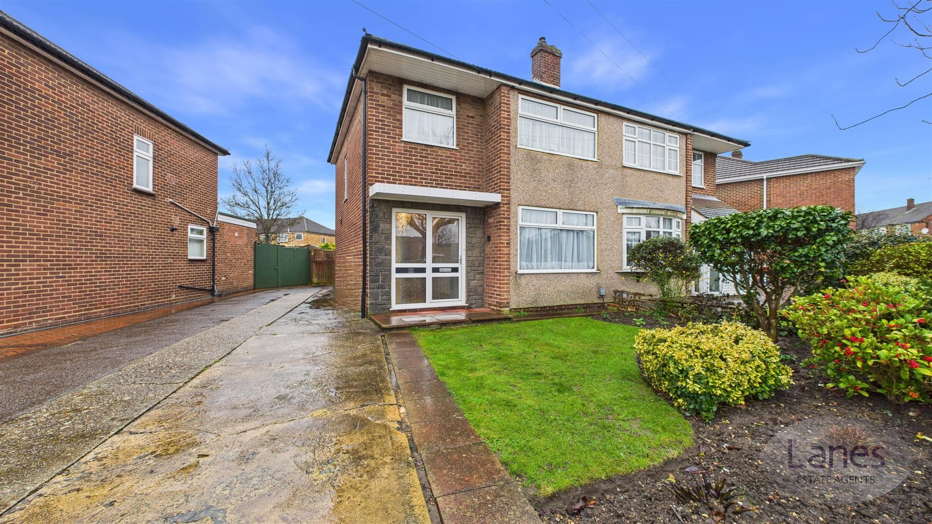 Roundmoor Drive, Cheshunt, Waltham Cross, EN8 9HE