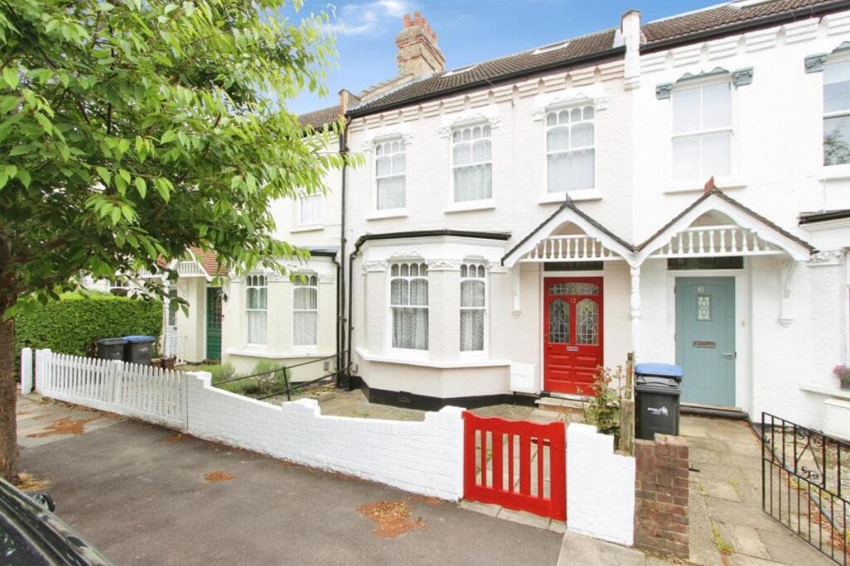 College Road, London, N21 3LL